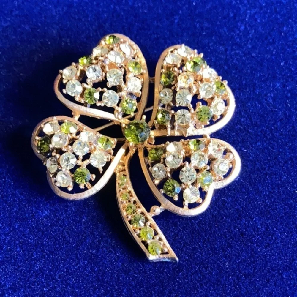 Vintage signed Lisper gold tone w/green & clear rhinestone 4 leaf clover brooch